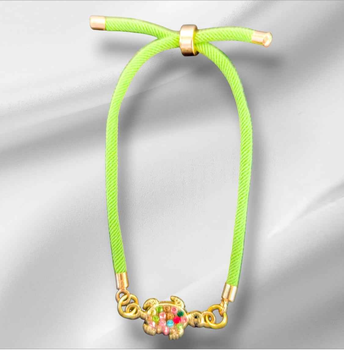 Nylon Armbandje Handgemaakt met Schildpad Bedel en Meerkleurige Edelsteentjes