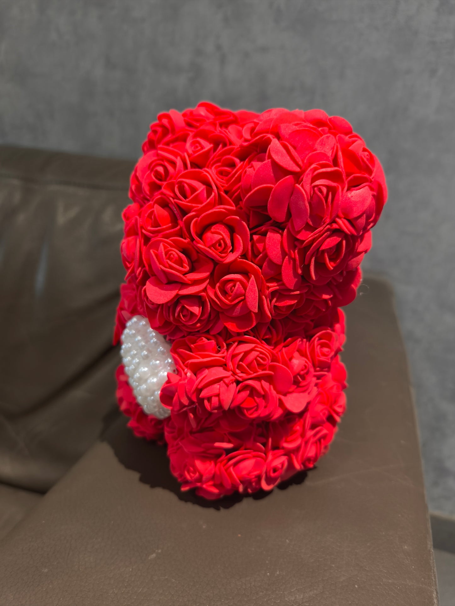 Ours en roses rouges avec perles – fait main, 25 cm, cadeau romantique