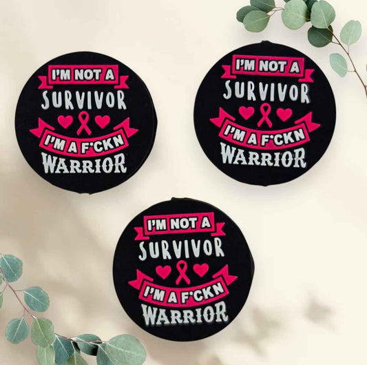 Siliconen Focal Kraal – “I’m Not a Survivor, I’m a F*ckn Warrior” | 3 cm | Per Stuk