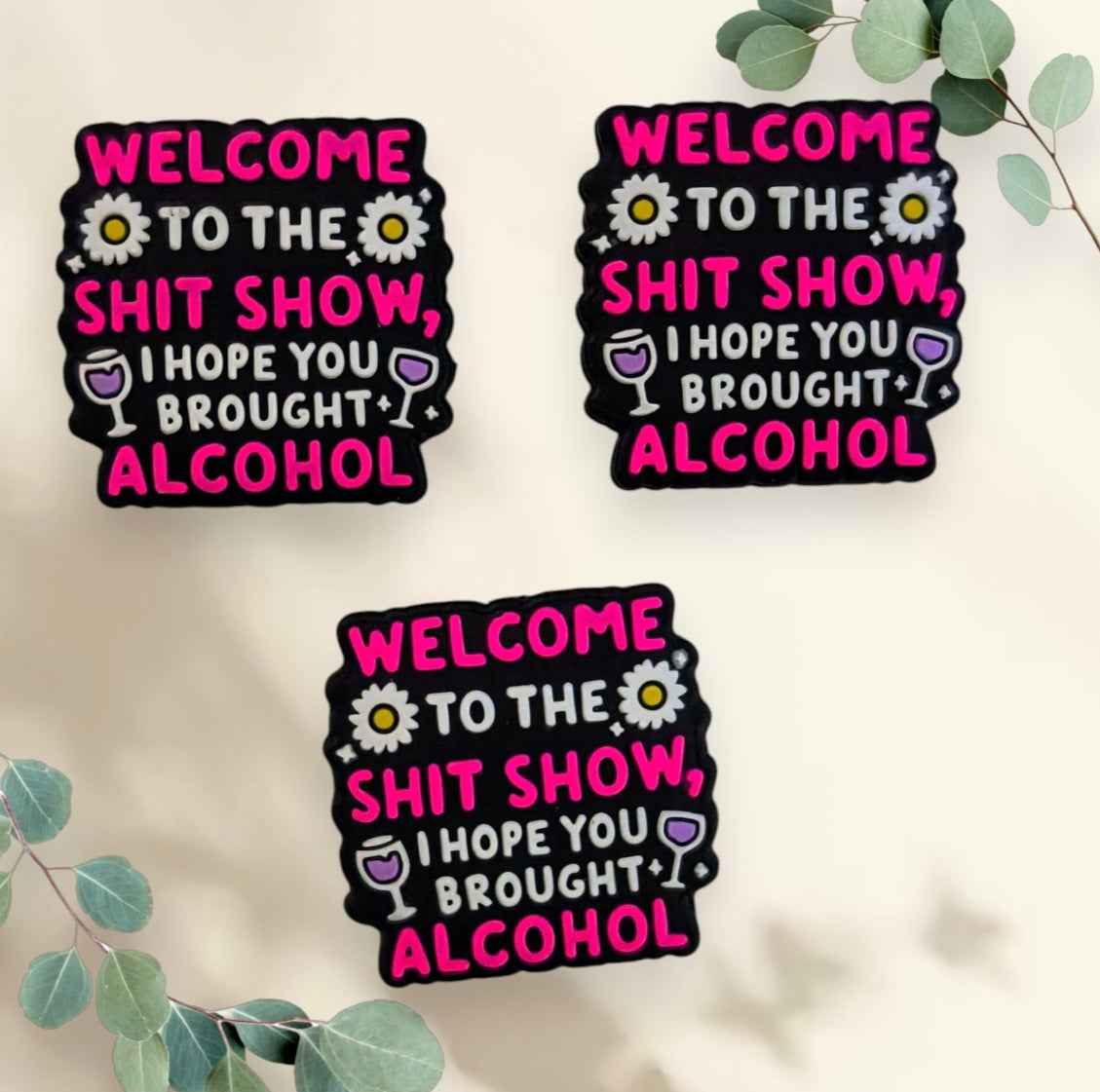 Siliconen focal kraal - "Welcome to the shit show, I hope you brought alcohol" (3 cm)per stuk