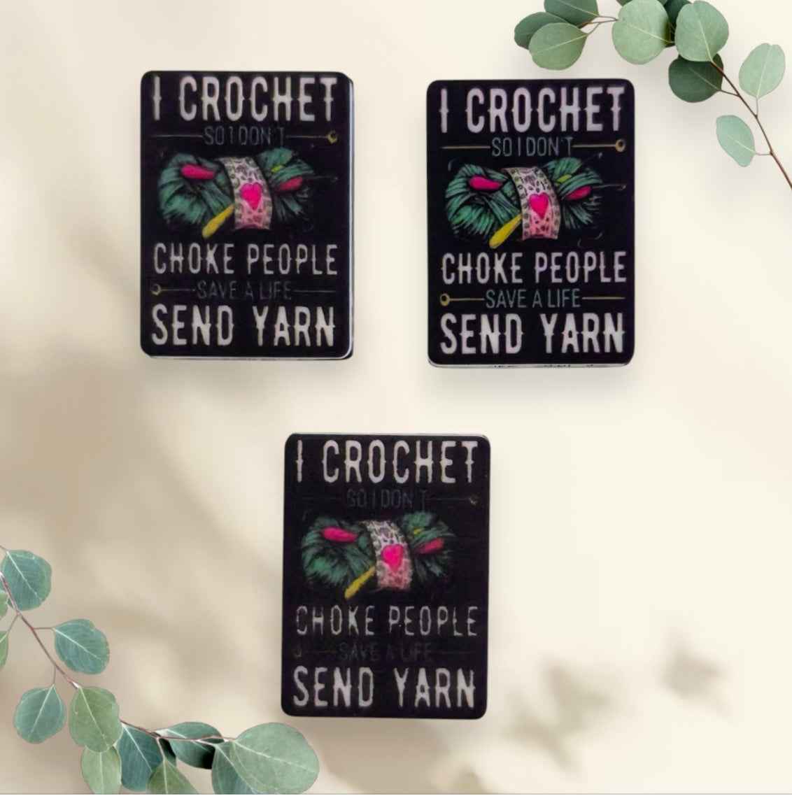 Siliconen focal kraal - "I crochet so I don't choke people. Save a life, send yarn" (3 cm) per stuk