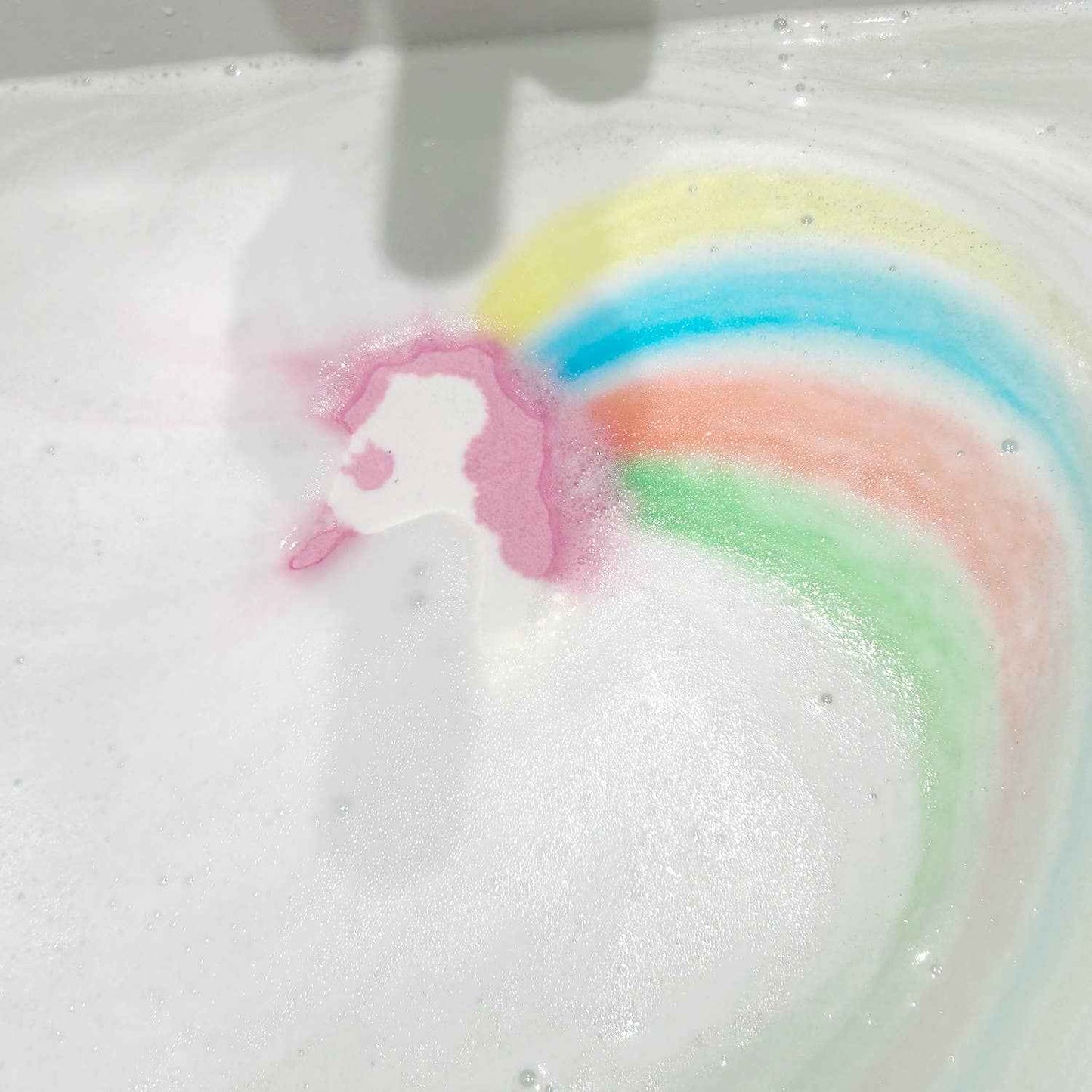 Badbom 150 gr - Eenhoorn regenboogeffect - Aardbeiengeur
