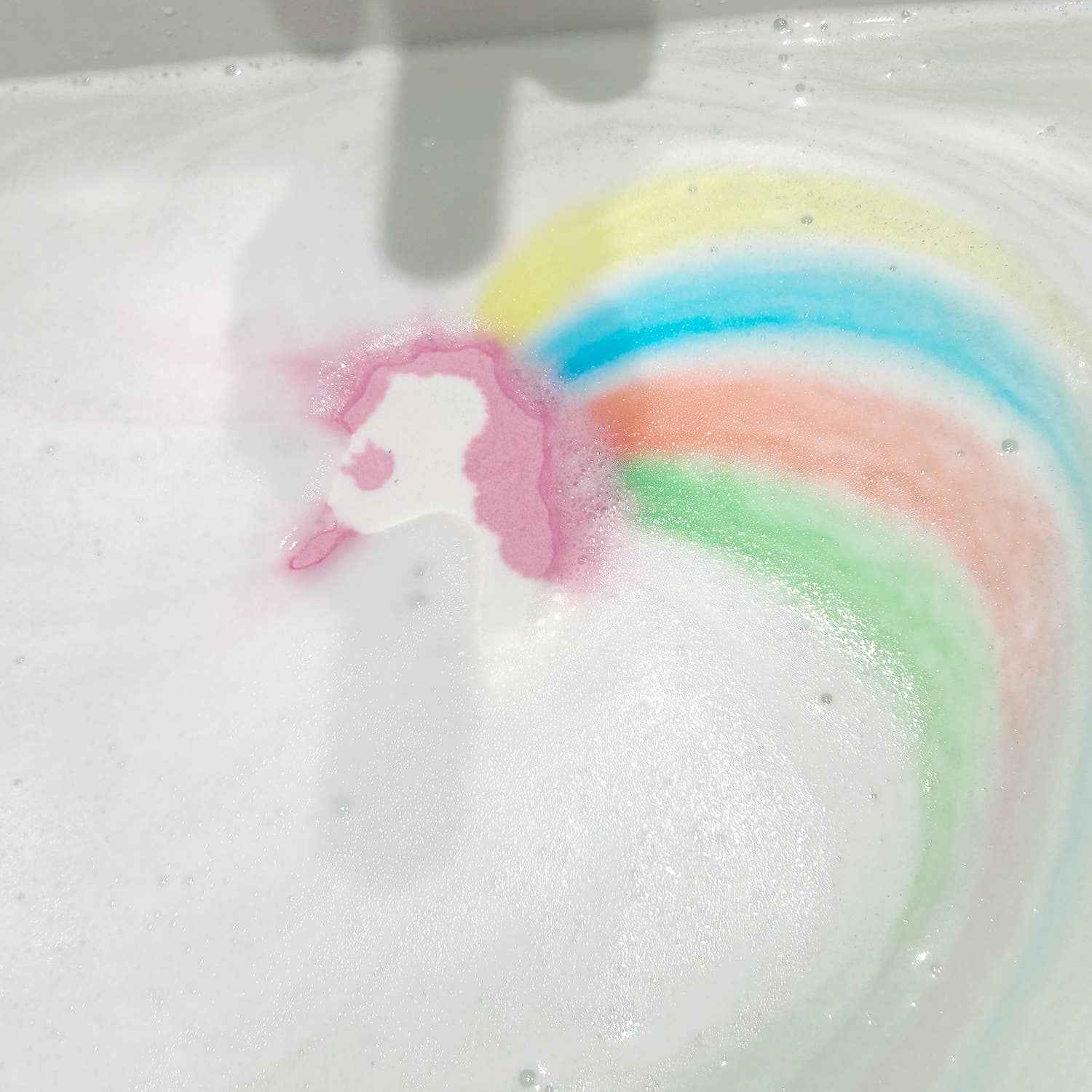 Badbom 150 gr - Eenhoorn regenboogeffect - Aardbeiengeur