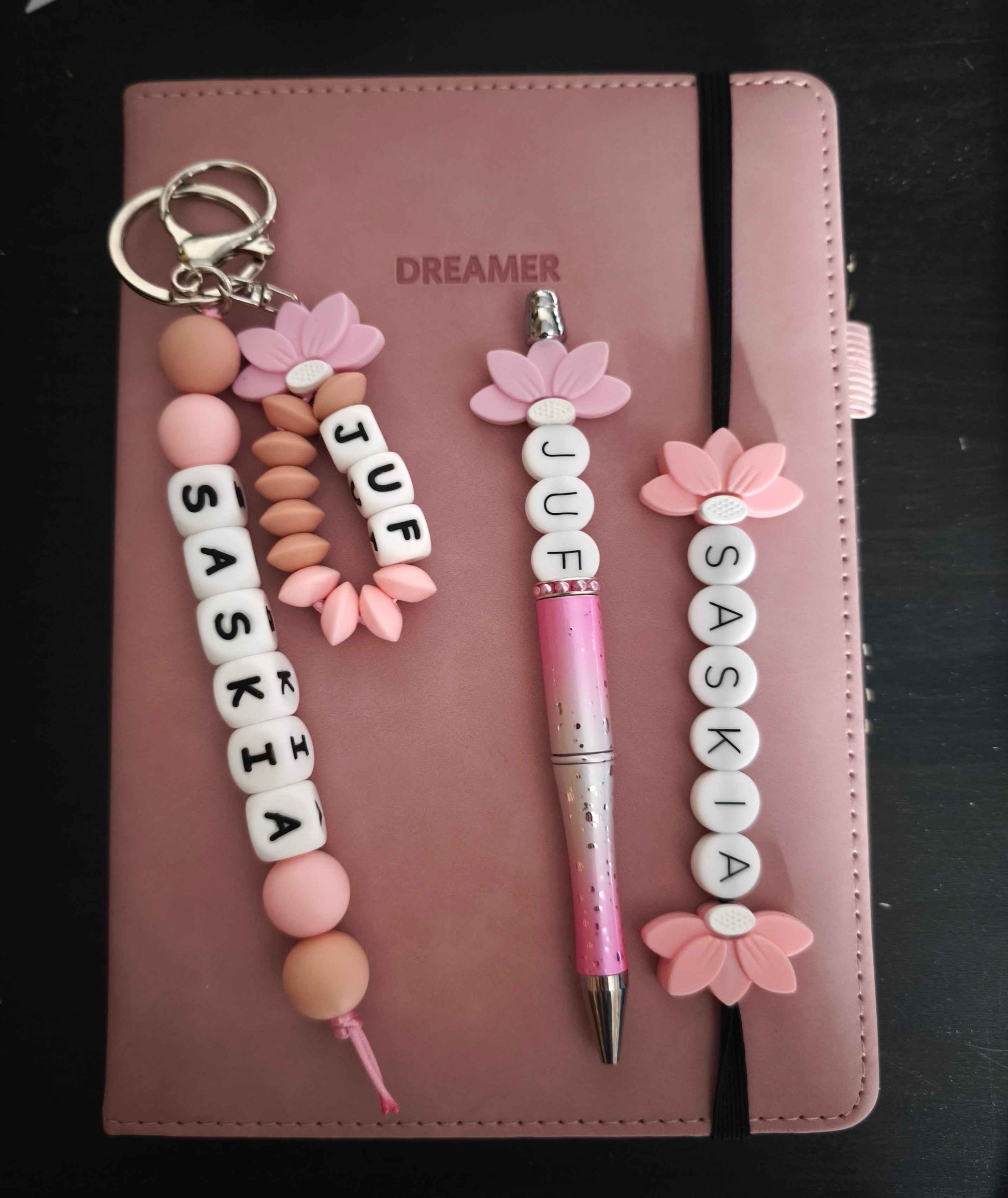 Gepersonaliseerd notitieboekje met siliconen kralen - pen en sleutelhanger