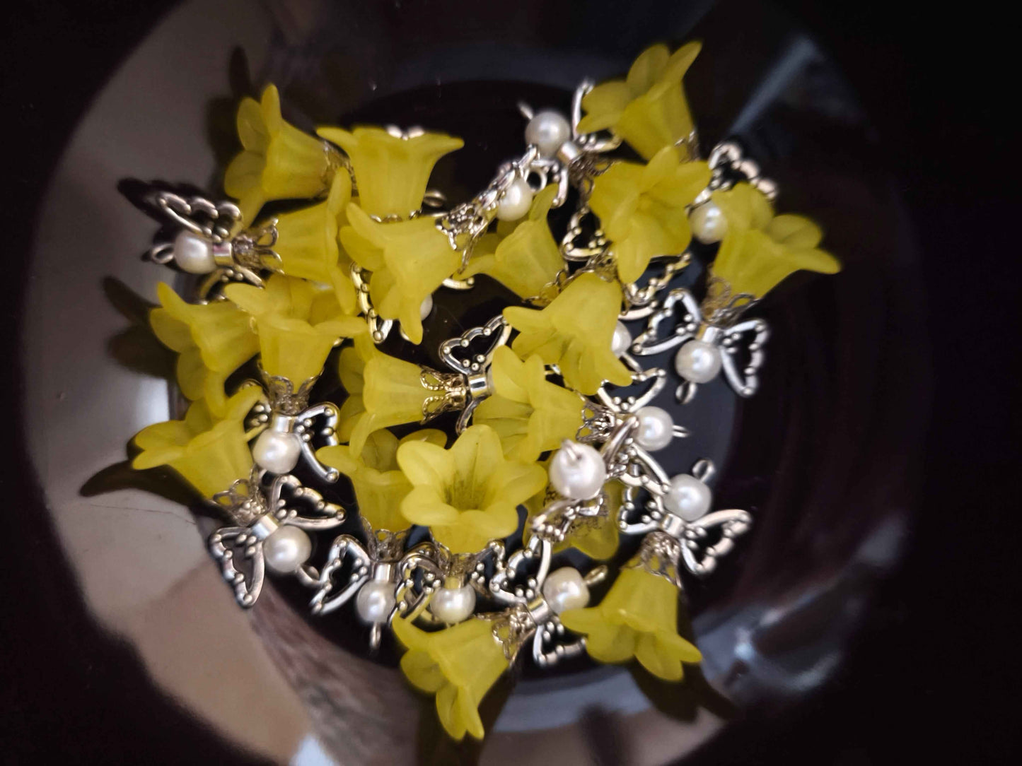 Engel bedels met bloem