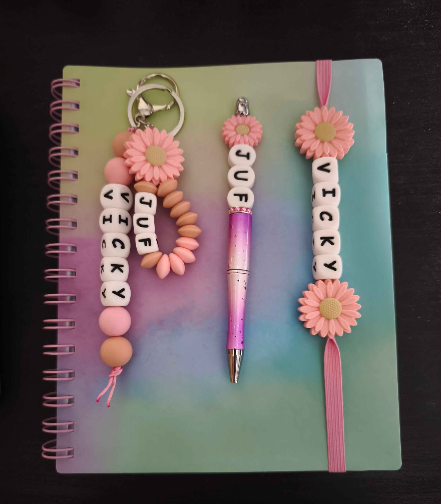 Gepersonaliseerd notitieboekje met siliconen kralen - pen en sleutelhanger