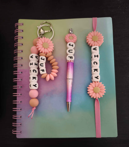 Gepersonaliseerd notitieboekje met siliconen kralen - pen en sleutelhanger
